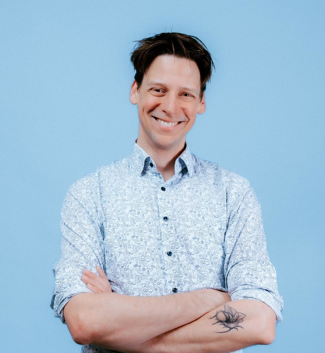 Foto van Joep met gitaar met kuikens erop