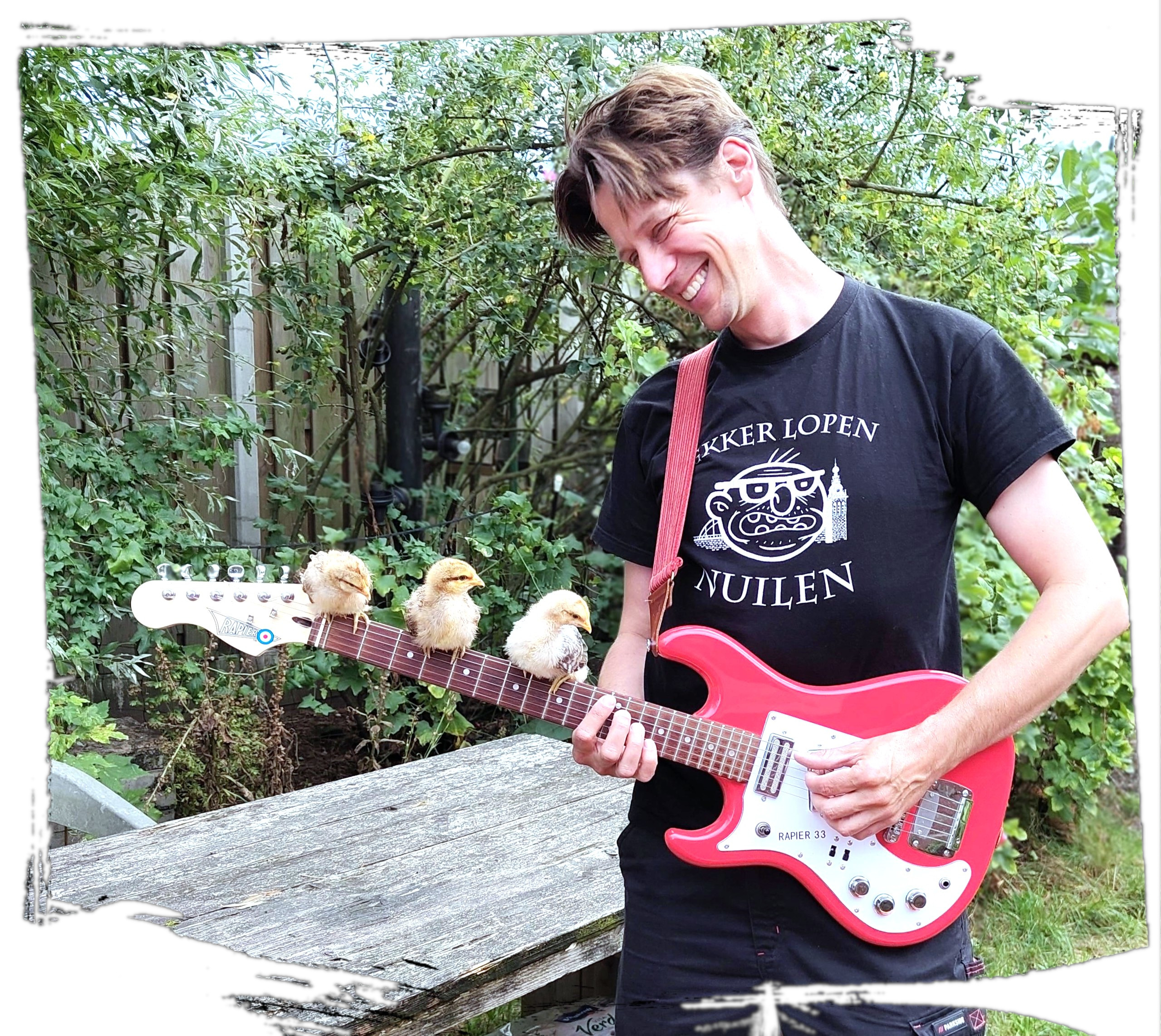 Foto van Joep met gitaar met kuikens erop